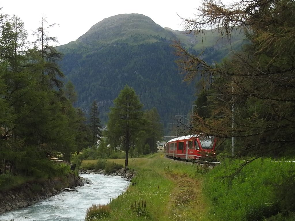 Bever-Spinasハイキングコースから見る電車